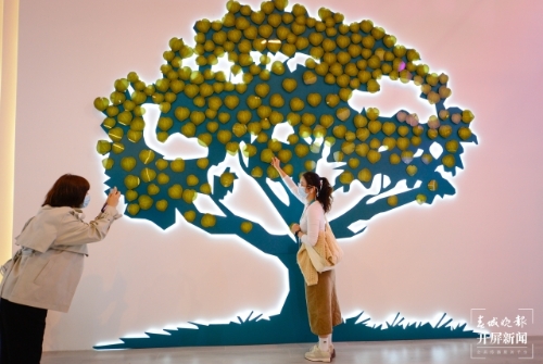 “这部名为《树》的艺术作品，展示了一幅幅(11721936)-20211013184425.jpg