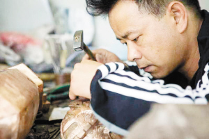 匠师正在制作斑铜工艺品。