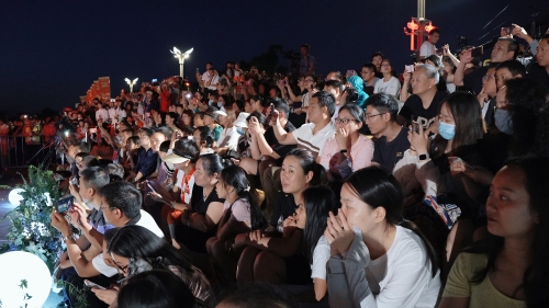 音乐会吸引了大批市民围观 供图