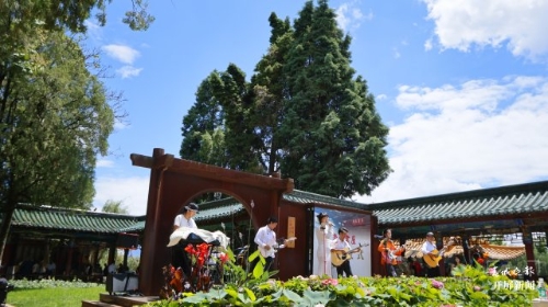 （采访传编辑）昆明市首个“奔来书屋”揭牌成立，开启“1+N”书院、书屋两级环滇书院体系建设，活动现场2.JPG