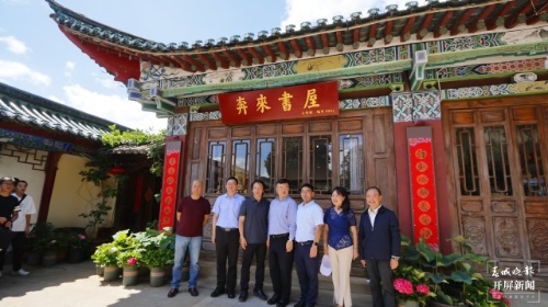 （采访传编辑）昆明市首个“奔来书屋”揭牌成立，开启“1+N”书院、书屋两级环滇书院体系建设,现场揭牌.JPG