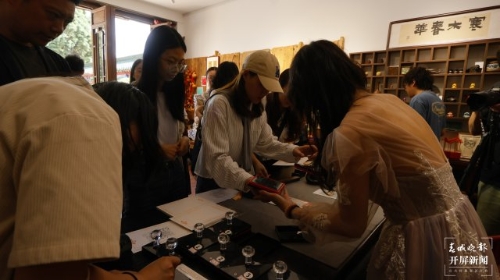 （采访传编辑）昆明市首个“奔来书屋”揭牌成立，开启“1+N”书院、书屋两级环滇书院体系建设，拓印区络绎不绝1.JPG