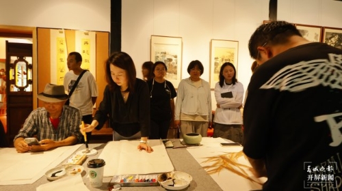 （采访传编辑）昆明市首个“奔来书屋”揭牌成立，开启“1+N”书院、书屋两级环滇书院体系建设,现场又多位书法家、画家正在进行创作1.JPG