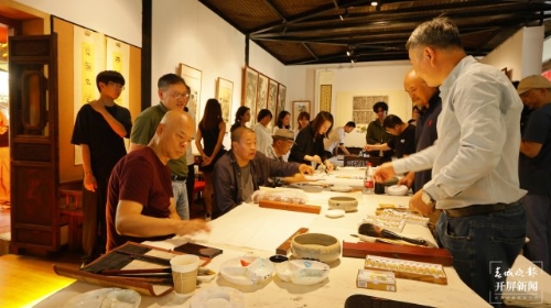 （采访传编辑）昆明市首个“奔来书屋”揭牌成立，开启“1+N”书院、书屋两级环滇书院体系建设,现场又多位书法家、画家正在进行创作.JPG