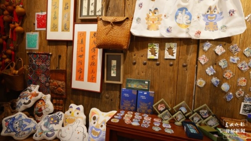 （采访传编辑）昆明市首个“奔来书屋”揭牌成立，开启“1+N”书院、书屋两级环滇书院体系建设，文创区展示.JPG