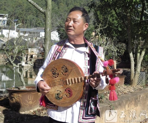 李学义在弹琴。